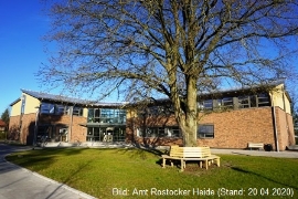 Rückseite Verwaltungsgebäude - Baum mit Bank