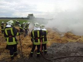 Mönchhagen: FFw Strohballenbrand 2014